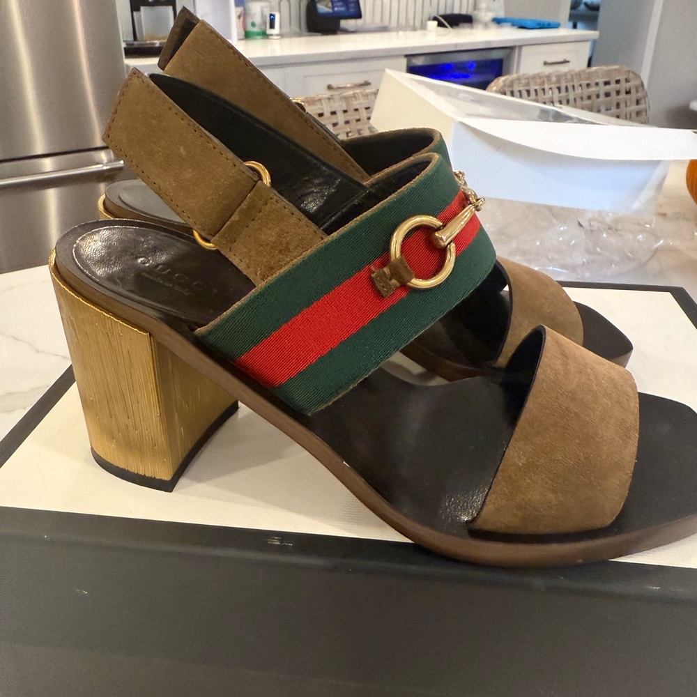Gucci Tan and Green Heeled Sandals with Gold Accent Marron Style